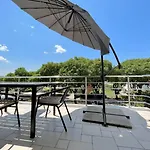 Lemon Tree Apartment *